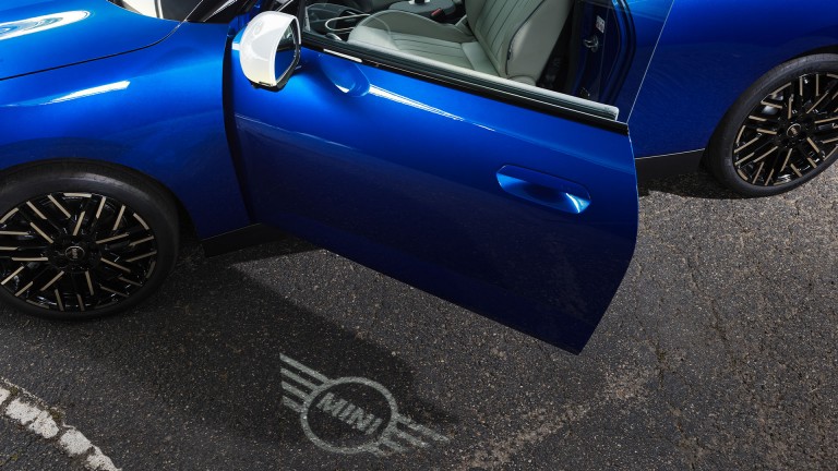 السيارة MINI الكهربائية بالكامل – التصميم الخارجي - أضواء الترحيب عند الدخول