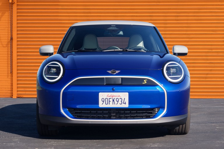 السيارة MINI الكهربائية بالكامل – التصميم الخارجي - المصابيح الأمامية