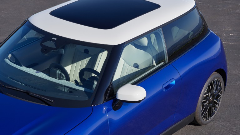 السيارة MINI الكهربائية بالكامل - معرض التصميم الخارجي - تفاصيل فتحة السقف
