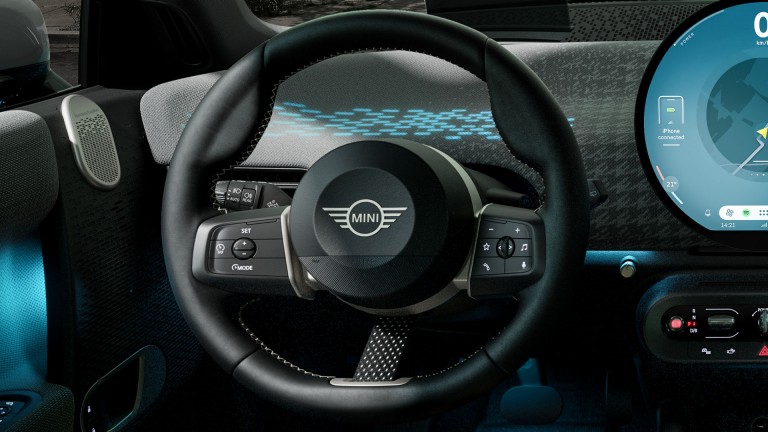 السيارة MINI الكهربائية بالكامل – التصميم الداخلي - عجلة القيادة والتوجيه