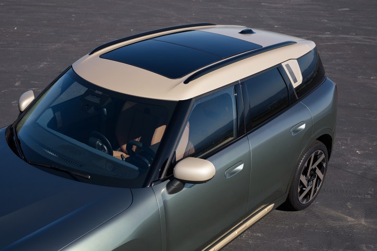 السيارة MINI Countryman - التصميم الخارجي - السقف الزجاجي
